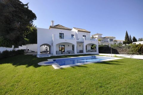 Located in Nueva Andalucía. Spectacular two floors Villa located in Nueva Andalucia. With 1200 m2 of plot, with total built area of ​​550m2, and includes 6 bedrooms, 4 bathrooms and 1 guest toilet, fully fitted kitchen, large living room with firepla...
