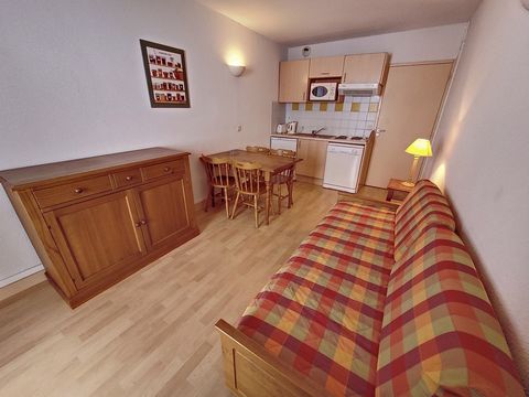 Nice apartment at the foot of the slopes to come and discover! With a living room, a spacious bedroom, a bathroom and a separate toilet, you can also enjoy a magnificent view of the mountains and slopes from the balcony with a very good sunny exposur...