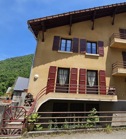 Are you looking for a pied-à-terre in our valleys? This house in the heart of the village is ideally located to get to all your activities, skiing, summer sledging, thermal baths, shops, hiking.... Composed of a living room open to the kitchen, 2 bed...