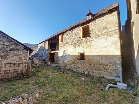 Lovers of stone, come and discover the charm of this old house to renovate, located in the heart of a small mountain village, in the Balaguères valley. Ideal for a pied-à-terre in the region as for a main house, this building of about 130m2 leaves ro...