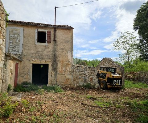 Location: Istarska županija, Poreč, Poreč. Antikes Haus zur Renovierung unweit der Stadt Poreč In einem ruhigen istrischen Ort, nur 10 km von der Stadt Poreč entfernt, steht ein antikes Haus zur Komplettrenovierung zum Verkauf. Das Haus befindet sich...