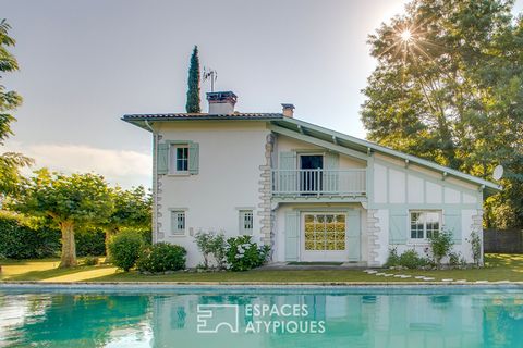 A la frontière entre les landes et le pays basque, au coeur de la vallée du kiwi se trouve cette charmante maison landaise d'une surface de 193 m2. Bâtie sur une parcelle de 872 m2, elle est nichée au fond d'une impasse, du bourg d'un charmant villag...