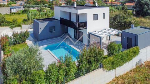 Medulin area - Modernly equipped house with a swimming pool in a prime location! Only 1.5 km from the sea! A new house for sale with a swimming pool near the sea and the center of Medulin, in a quiet environment far from the city crowds. The house is...