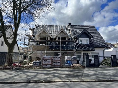 Eine wundervolle Dopplehaushälfte mit Platz für die ganze Familie, Garten, Terrasse und Garage im Neubau. Diese Doppelhaushälfte, welche komplett unterkellert ist, befindet sich im Rohbau auf einem ca. 400m2 großen Grundstück und wird gerne im Innenb...