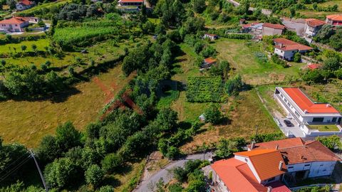 Grundstück, in der Gemeinde Eira Vedra, 2 Minuten vom Zentrum von Vieira do Minho, 15 Minuten vom Nationalpark Penêda-Gerês 30 der Stadt Braga. Das Anwesen ist rustikal, hat ca. 6.130m2 und ist durch 3 verschiedene Elemente unterteilt. Es kann Machba...