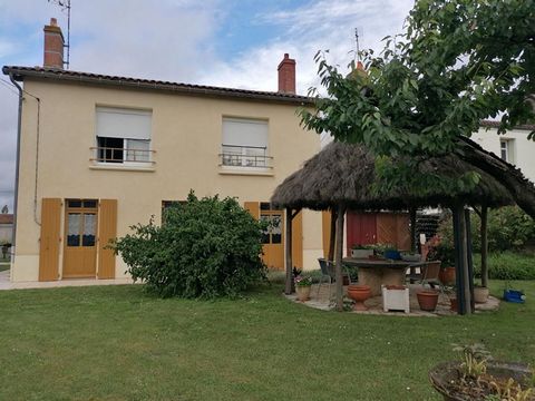 Saint Maurice la fougereuse (79150). A mi-chemin de Vihiers et Argenton, maison d'environ 124 m² habitables offrant en rez-de-chaussée, une cuisine aménagée, un grand salon/séjour avec insert, une salle d'eau et un WC. A l'étage, le palier dessert 3 ...