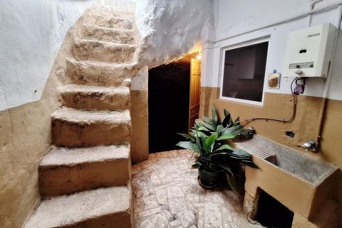 Si vous cherchez à vivre entouré de montagnes, avec des gens attachants très proches de Malaga, nous avons ce que vous cherchez.~~Une belle maison troglodyte de 132 mètres carrés selon le cadastre, divisée en trois étages avec deux grottes, plusieurs...