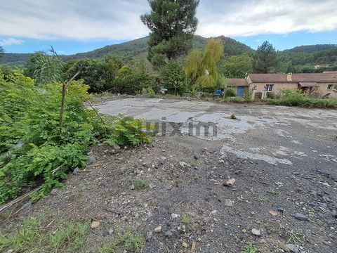 Ein großes Fundament mit Stelzen, der Weg dahinter gehört nicht zum Land. Wasser und Strom am Straßenrand und individuelle Sanitäranlagen sollen geschaffen werden. Das Grundstück befindet sich in einer ruhigen Wohnsiedlung in der Nähe von Annehmlichk...