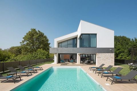 Beautiful ultra-modern villa for sale in Liznjan within peaceful green surrounding. Liznjan is cca. 10 km south of regional centre - Pula and cca. 6 km from International Pula airport. Villa offers fantastic contemporary design and 400 sq.m. of floor...