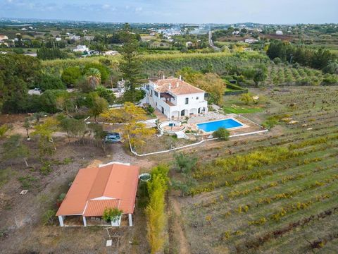 Freistehender Bauernhof auf einem Grundstück von 83.840m2 mit Weinbergen, Swimmingpool und Villa mit 5 Schlafzimmern und 3 Suiten, Küche, Wohnzimmer mit Kamin, Esszimmer, Terrassen und Villa mit 1 Schlafzimmer für Hausmeister.Freie Aussicht und eine ...