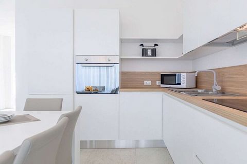 A Manerba del Garda, in una zona verde molto tranquilla e con poche ville, questa bellissima villa può ospitare fino a 8 persone! La villa è composta da un'ampia zona giorno, zona relax con divano letto, TV a schermo piatto (anche canali tedeschi), u...