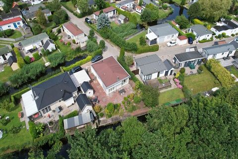 Dieses schöne Bungalowhaus liegt am Rande des Campingplatzes De Holle Poarte in der Nähe des friesischen Dorfes Makkum. Hier finden Sie verschiedene Freizeitmöglichkeiten. Möchten Sie an den wunderschönen Sandstränden faulenzen, die Ruhe und die wund...