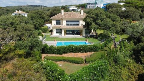 This fantastic villa is located in one of the most privileged and safe areas, thanks to its access gate in Altos de Valderrama, Sotogrande. In its surroundings you will find five of the best golf courses in the area, and from its terraces you can adm...