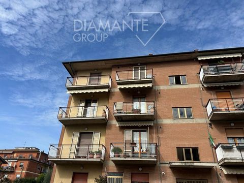 CASTIGLIONE DEL LAGO (PG), Via Marzabotto: In posizione centrale, appartamento a piano terzo di 100 mq circa composto da ampio soggiorno con terrazza, cucina con terrazza vista lago, disimpegno, due camere matrimoniali con terrazzo vista lago, bagno ...