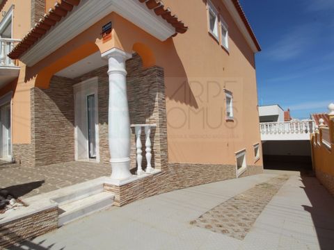 Geräumige Villa mit 4+3 Schlafzimmern und Grill in Bairro da Primavera, in Santa Iria da Azóia. Haus bestehend aus Keller, Erdgeschoss, Obergeschoss und Dachgeschoss, mit folgender Aufteilung: - Untergeschoss: Parkplatz, Abstellraum und zwei zusätzli...