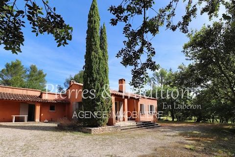 Exclusivité ! Entre les village de Roussillon et Gordes Votre agence Pierres & Tradition vous propose à la vente cette charmante maison avec piscine. Elle se trouve dans un environnement naturel et boisé sur une parcelle de plus de 5000 m². Avec ses ...