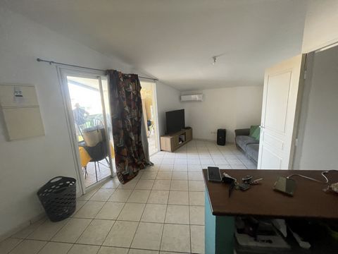 A vendre appartement F3 de 53 m2 situé au dernier étage, dans une résidence sécurisée au PORT . Une terrasse de 21m2, deux chambres climatisées, séjour avec espace cuisine, salle d'eau et wc.  Au troisième et dernier étage sans ascenseur et une place...