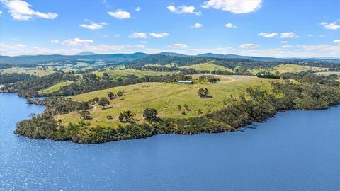 Em conjunto com Alex Scott e equipe, Aaron Ralph ...   Com uma das vistas mais marcantes de Victoria, esta propriedade premiada está situada em [60] acres de orla absoluta até o belo Lago Glenmaggie, no sopé dos Alpes vitorianos. A casa solar passiva...