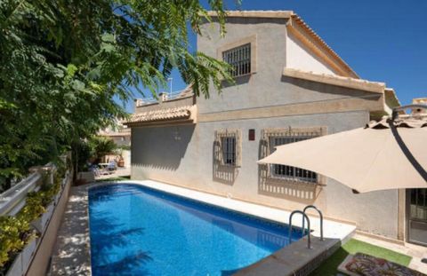 Atemberaubendes Eck-Stadthaus mit privatem Pool und Strandnähe in Torre de la Horadada Wir präsentieren dieses prächtige Haus, perfekt, um die Küste und den Komfort eines kompletten Hauses zu genießen. Das Hotel liegt in Torre de la Horadada, Alicant...