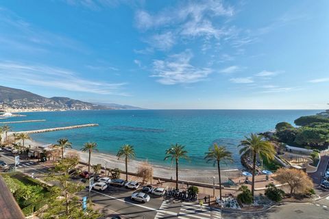 Magnifique penthouse pieds dans l’eau avec vue mer panoramique à Roquebrune-Cap-Martin. Situé au dernier étage, dans une belle résidence avec gardien, cet appartement de 154m2 comprend une entrée, un double séjour, une cuisine séparée équipée, une ch...