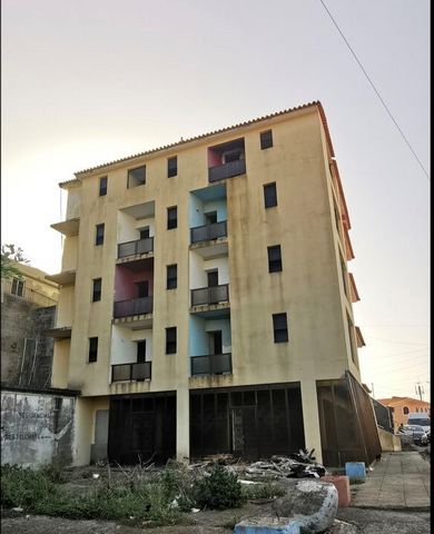 Alojamento com 20 quartos com casa de banho na Ilha da Madeira, a 10 minutos do Aeroporto da Madeira, junto à Zona Franca. Trata-se de um espaço que foi uma antiga residencial que neste momento carece de alguns trabalhos de reconstrução e adaptação. ...