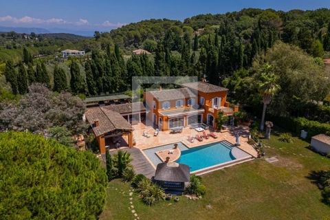 -SOLE AGENT- This stunning property is located in one of the most desirable areas of Mougins. It consists of a beautifully renovated bastide of around 370sqm with a large heated swimming pool of 16 x 6 meters, as well as a guest house of 102sqm and i...