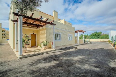 2+1 Schlafzimmer Villa zu verkaufen 2+1 Schlafzimmer einseitige Doppelhaushälfte in einer geschlossenen Wohnanlage in Ferreiras, nur 10 Autominuten vom Zentrum von Albufeira und nur 15 Autominuten von den nächsten Stränden entfernt. Die Eigentumswohn...