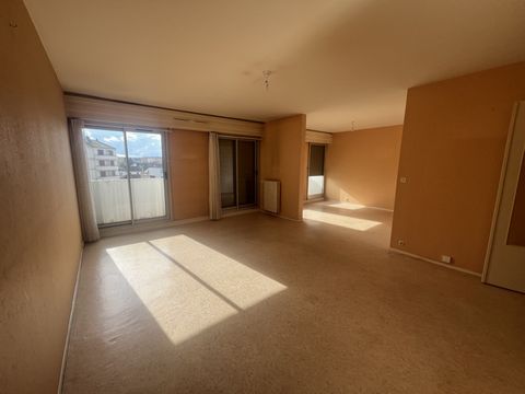 Effectuer un achat immobilier avec un appartement assez vaste pour un T4 sur le territoire de Montluçon. Dans 90.47m2, l'appartement est composé de 2 chambres, un espace cuisine et une salle de bain. La construction de ce bien remonte à 1977. Il est ...