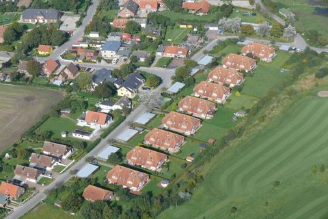 Die Größe des Appartements beträgt 65 qm, es befindet sich im Obergeschoss und hat einen kleinen Balkon, Ausrichtung: Süd/Ost - Golfplatz, 1 großzügiges Wohnzimmer mit einer Sitzgruppe und Esssitzgruppe. 1 Schlafzimmer mit Doppelbett von 2,10 m Länge...