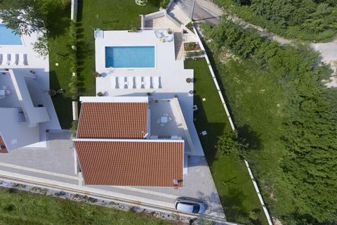 Situato nella regione di Stanišovi dell'Istria in Croazia, questa villa può ospitare 9 ospiti e dispone di 4 camere caratteristiche. È adatto per 2 piccole famiglie o un grande gruppo che sono in vacanza insieme.