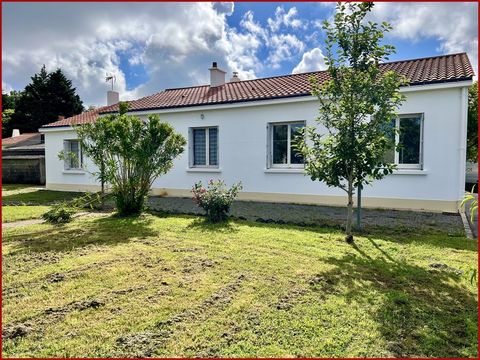 Vous recherchez une maison spacieuse et bien située à Bois-de-Céné en Vendée ? Cette charmante maison de plain-pied est parfaite pour une famille souhaitant s’installer dans un environnement calme et proche de toutes les commodités. Elle est composée...