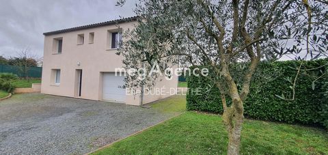 MegAgence, Élie Dubé-Delthé vous propose à Saint-Hilaire-le-Vouhis une maison de 1974 entièrement remise au goût du jour. Située dans un quartier calme, une entrée, sanitaire avec lave-mains, une cuisine aménagée équipée ouverte sur séjour donnant su...