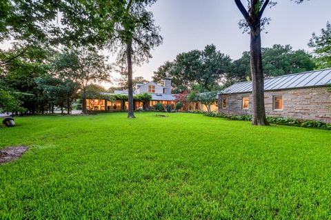 Welcoming Modern Hill Country gem, set on 0.60 acre lot with mature trees and lush landscaping in beautiful Dallas sub-division Forest Hills, on the shores of White Rock Lake. Short walk to the Dallas Arboretum with its 66 acres of manicured grounds,...