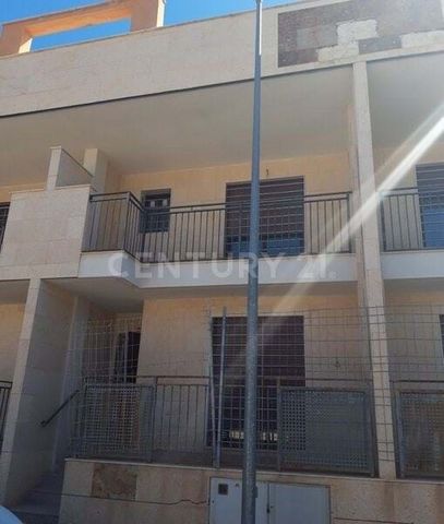 ¿Quieres comprar una vivienda adosada en venta en Abarán? Excelente oportunidad de adquirir en propiedad esta casa adosada residencial correctamente distribuida, ubicada en la localidad de Abarán, provincia de Murcia. Se trata de una vivienda tipo dú...