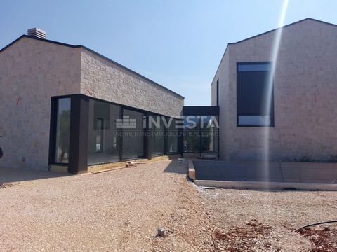 Location: Istarska županija, Poreč, Okolica. In Vendita: Villa Moderna di 207 m² su un Terreno di 749 m², Vicino a Pula Descrizione: Nella immediata vicinanza di Pula, è stata costruita una villa moderna con una superficie di 207 m² su un terreno di ...