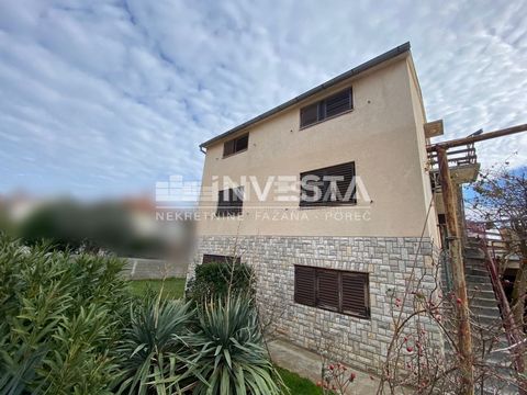 Maison indépendante à vendre à Medulin Une maison indépendante avec 3 unités résidentielles est à vendre, située à Medulin. Elle est à 1 km de la mer et des premières plages. La surface totale est d'environ 200 m² et s'étend sur le rez-de-chaussée, l...