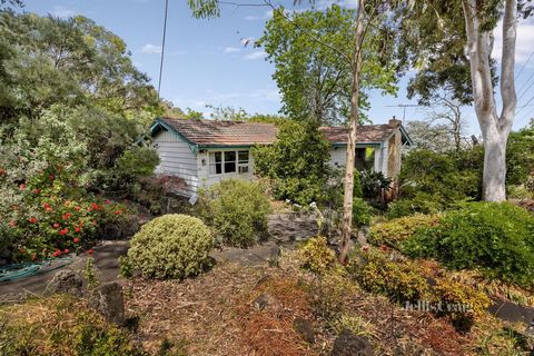 Dieses klassische Haus mit 3 Schlafzimmern aus den 1950er Jahren liegt an der Ecke der Barnic Road und bietet Lifestyle-Komfort und grenzenloses Potenzial, nur einen kurzen Spaziergang vom florierenden Zentrum Heathmont Village und Railway Station en...