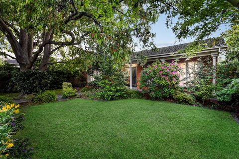 Dit klassieke bakstenen familiehuis uit 1971 siert een benijdenswaardige positie op de hoek van een rustige, met bomen omzoomde doodlopende straat en Boston Road; een van de mooiste wegen in het gewaardeerde Golden Mile-district. Het pand biedt nu ee...