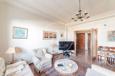 Maison en attique à rénover de 133 m2 avec terrasse de 20m2 et vues dans la région de Ibiza, Madrid.La propriété dispose de 4 chambres, 2 salles de bain, place de parking, climatisation, armoires intégrées, chauffage, concierge et salle de stockage. ...