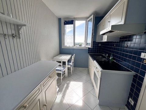 Au coeur de LA RICHE, appartement de trois pièces d'environ 65m2, lumineux et très fonctionnel. Il se compose d'une entrée avec rangements, un séjour double, un couloir dessert une cuisine avec buanderie, une chambre, une salle d'eau et des wc séparé...