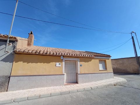 Willkommen in diesem wunderbaren Haus zum Verkauf in Los Canovas Fuente Alamo Murcia Diese Unterkunft ist perfekt für diejenigen die Ruhe Komfort und Geräumigkeit in ländlicher Umgebung suchen