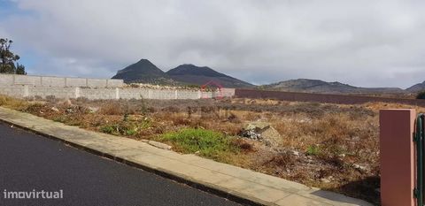 Terreno destinado a construção, inserido numa urbanização de luxo, na Ilha do Porto Santo. Na sua envolvente, encontram-se moradias unifamiliares, oferecendo bons acessos e excelente exposição solar. O lote, com 670 m2, está vedado e é de fácil const...