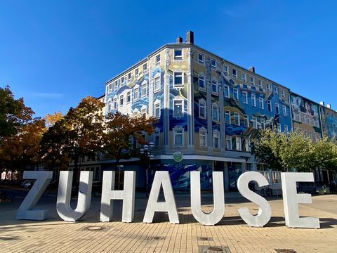 Elegante 4-Zimmer-Wohnung am idyllischen Brühl Boulevard in Chemnitz– Ideal für Geschäftsreisende, Pendler, Familien und Urlauber Treten Sie ein und fühlen Sie sich wohl in dieser liebevoll gestalteten 4-Zimmer-Wohnung im 4. Obergeschoss. Auf 85 m² b...