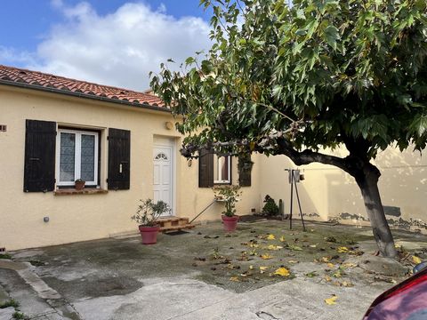 On a plot of 227m2 with parking, quiet area. The detached house on 2 sides on one level consists of a fitted kitchen opening onto a living room with storage. A shower room/laundry room, two bedrooms with dressing room and a separate toilet. Good gene...