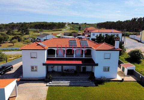 Bienvenue dans votre nouvelle maison dans le quartier paisible de Casal do Chofral, à une courte distance de la magnifique plage de Santa Rita à Peniche. Cette maison spacieuse offre l’espace parfait pour que votre famille puisse profiter du confort ...