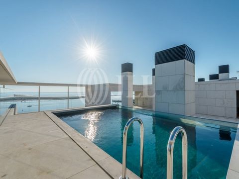 3-bedroom apartment, penthouse duplex, with 288 sqm of gross private area, terrace with pool and jacuzzi, four parking spaces and two storage rooms, in the luxury condominium River Terraces, in Foz do Douro, Porto. Initially designed as a five-bedroo...