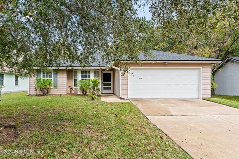 Updated home away from the hustle and bustle of Orange park, but still close to all the conveniences. This cute home is perfectly laid out to optimize space and features quartz counter tops in the kitchen, updated light fixtures and ceiling fans. New...