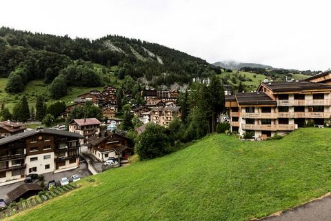 Residentie in het centrum van La Clusaz, aan de voet van de pistes (Crêt du Merle) en dicht bij activiteiten: tennis, winkels, aquatisch gebied (gesloten in de zomer van 2024 vanwege werkzaamheden), bioscoop... 3 kamers met mezzanine / 8 personen / 3...