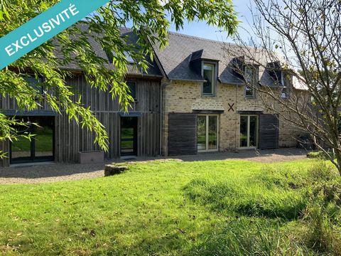 Situé dans un hameau sans vis à vis, cet ancien corps de ferme vous ravira par son environnement paisible en pleine nature. Entièrement repensée et restaurée par les propriétaires, cette belle longère vous offre un véritable havre de verdure. Les esp...