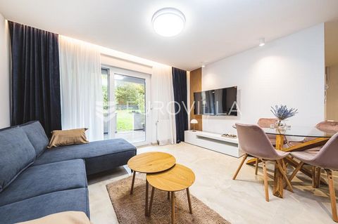 Zagreb, Gračani, brand new luxury apartment for rent with two bedrooms and a private garden, FIRST RENT! The apartment is located on the first floor of a residential building and consists of a spacious living room connected to the kitchen and dining ...